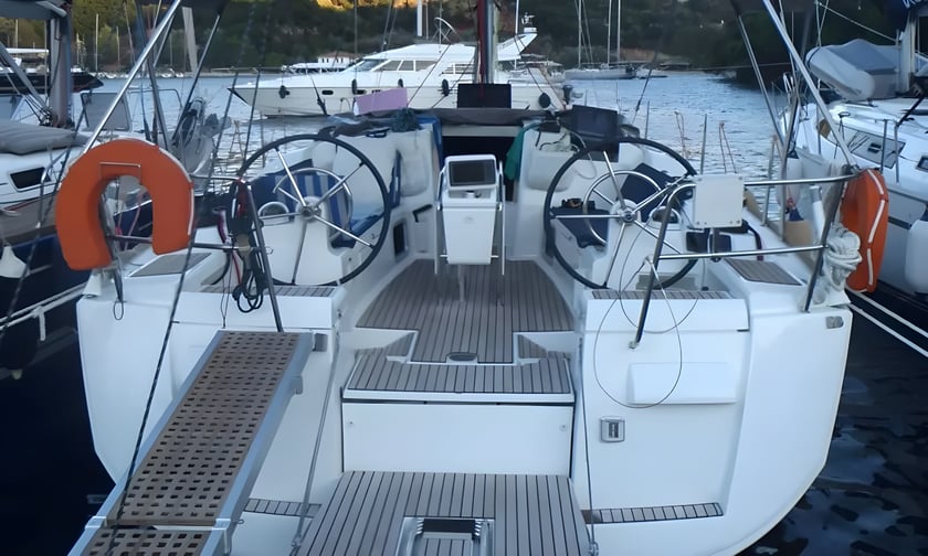 Lavrion Barca a vela cabina 3  cuccette 8  8  ospiti 12.34 m Numero dell'inserzione: #885 5