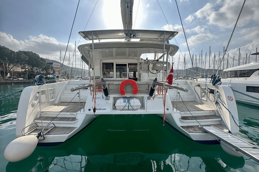 Fethiye Catamaran Cabine 4  Couchettes 9  Invités 11  11.74 m Numéro de l'annonce: #9818