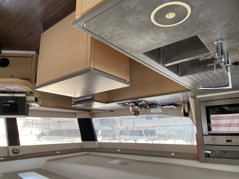 Martinique Catamaran 8 cabin 14 berths 14 guests 14.98 m Listing Number: #998 3