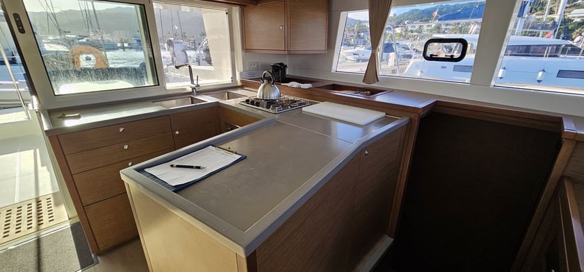 Martinique Catamaran 6 cabin 12 berths 12 guests 13.96 m Listing Number: #999 4