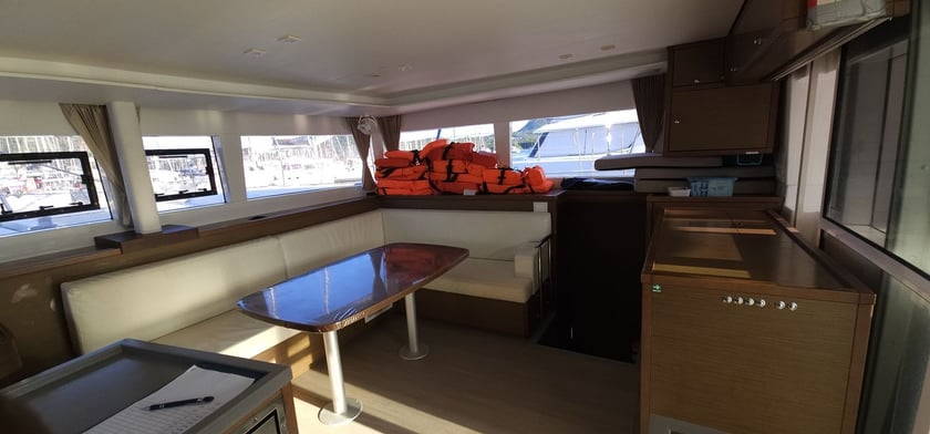 Martinique Catamaran 6 cabin 12 berths 12 guests 13.96 m Listing Number: #999 3